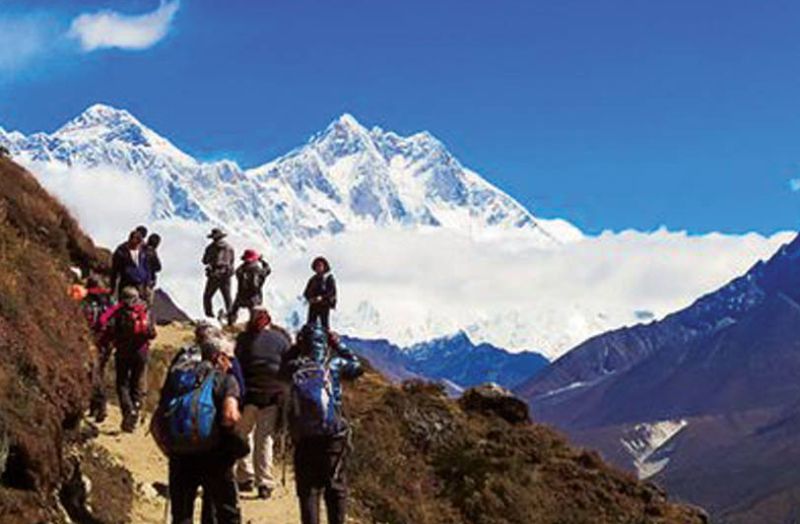 रसुवामा हिमाली प्राकृतिक छटाकाे अवलाेकन गर्न पर्यटकको चहलपहल बढ्दै