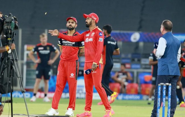 बेंग्लोरले फिल्डिङ गर्दै