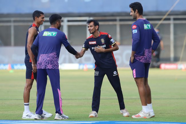 बेंग्लाेरले फिल्डिङ गर्दै