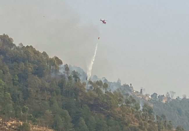 शिवपुरी राष्ट्रिय निकुञ्जकाे जंगलमा आगलागी, हेलिकप्टरबाट पानी खसालिँदै