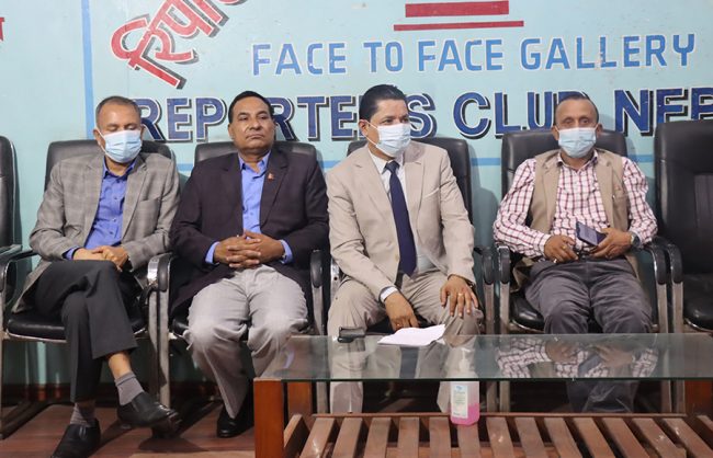 विद्यालय बन्द गर्ने कि नगर्ने ? सरोकारवालाहरु के भन्छन् ?