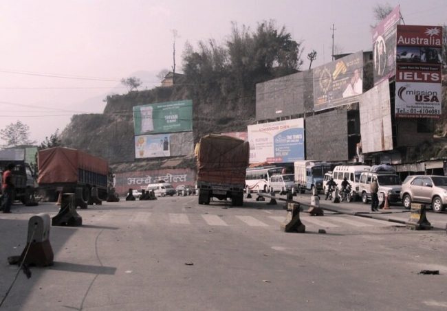 अत्यावश्यक सामाग्रीका सवारी साधन बाहेक थानकोट नाकामा आउजाउ पूर्णरूपमा बन्द : प्रहरी