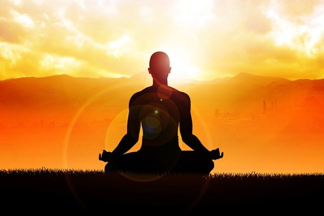 कोरोना संक्रमितको मनोबल बढाउन आईसोलेसनमा योग