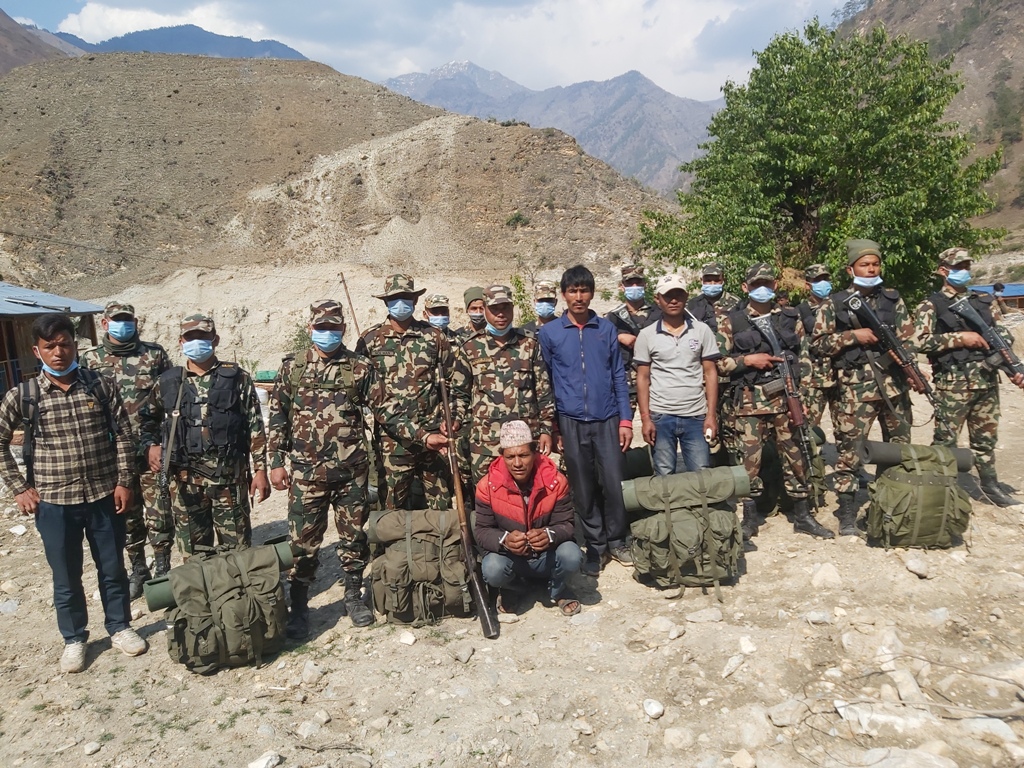 सेनाको गस्तीले हतियार र जडिबुटी बरामद