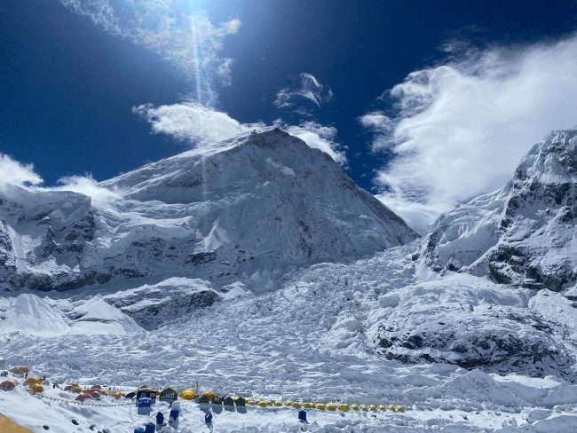 सगरमाथा दिवस : बेस क्याम्पमा कैद गरिएका केही तस्वीरहरू (फाेटाेफिचर)