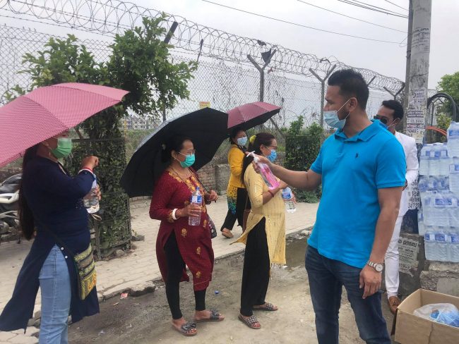 राष्ट्रिय यूवा संघले पैदल यात्रीलाई वितरण गर्‍यो मास्क