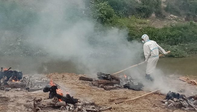 आफन्तले मुखाग्नी दिन पाउँदैनन्, तर चिताबाट धुँवा उडिरहे छ (फोटोफिचर)