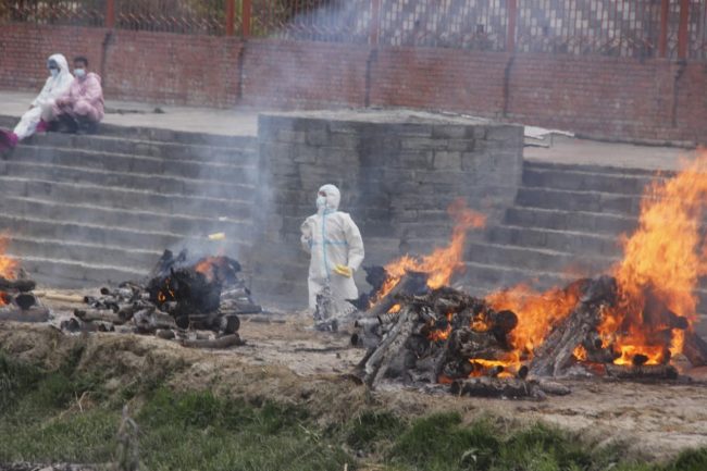 कोरोनाले भयावह स्थिति भएरै बागमती किनारामा शवहरु जलाइएको हो ?