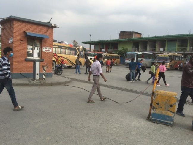 बस पार्कमा अझै घर फर्किनेहरुको घुइँचो, यात्रुहरुबाट पाँच गुणा बढी भाडा असुलिँदै