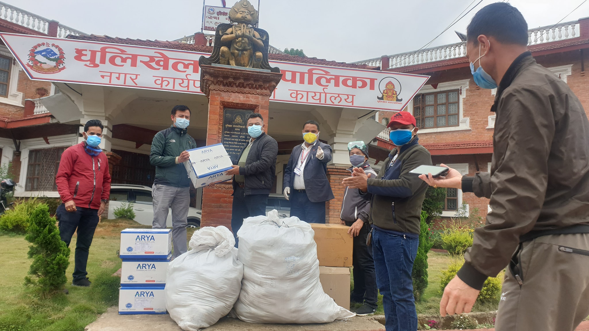 धुलिखेल नगरपालिकाद्वारा कोरोना संक्रमितलाई अत्यावश्यक पर्ने सामग्री वितरण