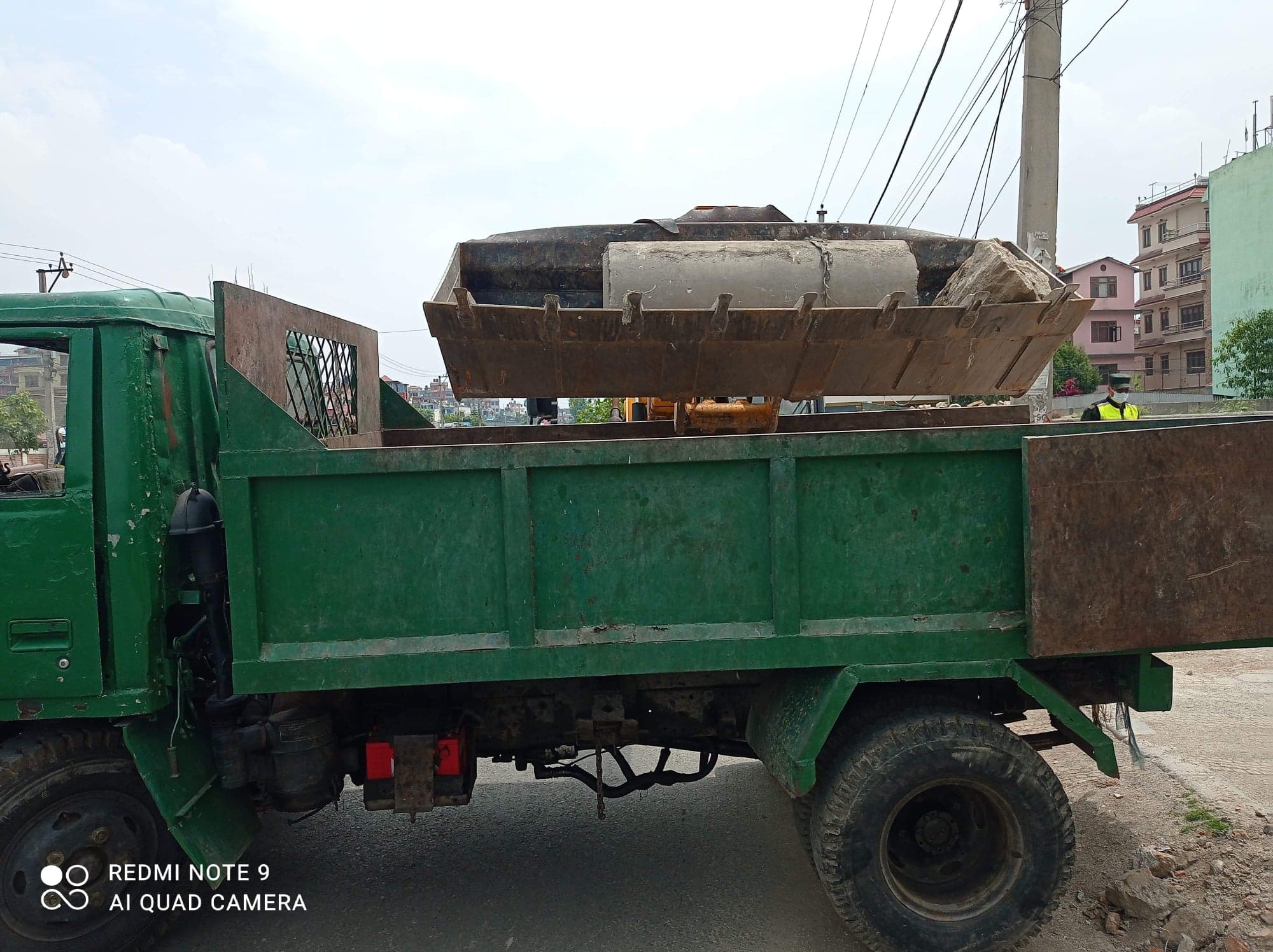 कुचोले बढार्न नसक्ने सबै फोहोर उठाउँदै नगर प्रहरी