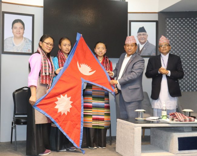 विश्व कीर्तिमान राख्ने तीन दिदीबहिनीलाई मन्त्री गुरुङद्वारा बधाई ज्ञापन