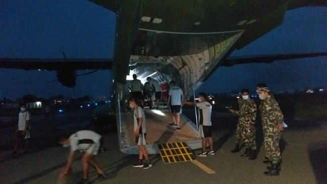 सेनाको जहाजमार्फत रुपन्देहीमा अक्सिजन सिलिण्डर लगियो