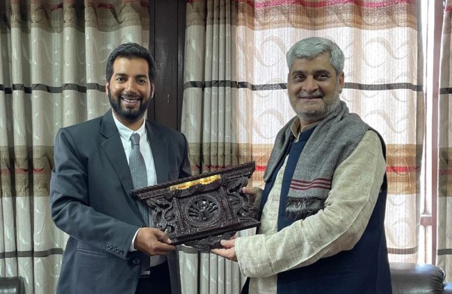 बहराइनी राजकुमार खलिफा र  स्वास्थ्यमन्त्री त्रिपाठीबीच भेटवार्ता