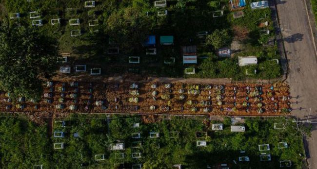 चिहानमा ठाउँ सकियो, कोरोनाबाट मर्नेहरुको लाश सडक खनेर गाडिँदै