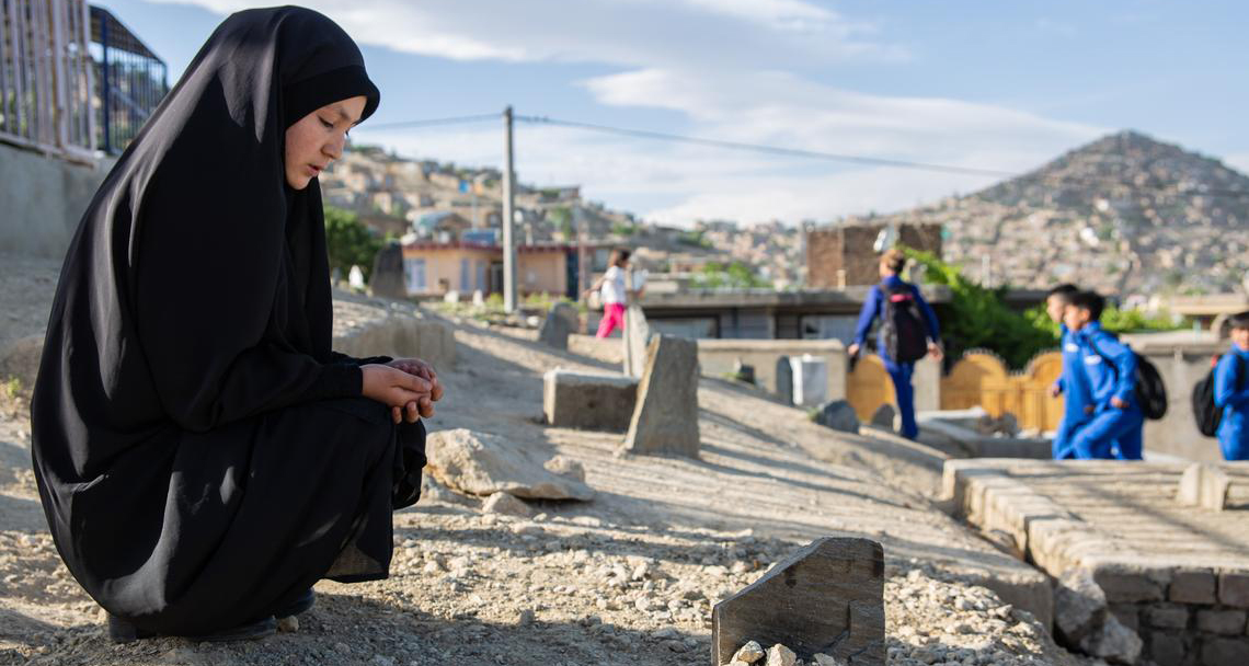 स्कुलछेउमा बम विष्फोटमा ८० जना मारिँदा पनि स्कुल जान्छन् बालिकाहरु