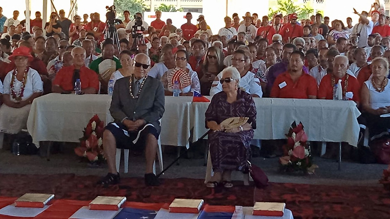 हारेका प्रधानमन्त्रीले संसद भवनमा ताला लगाइदिएपछि पाल टाँगेर नयाँ प्रधानमन्त्रीको शपथ