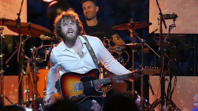 विश्व प्रसिद्ध अमेरिकी गायक सगरमाथा चढ्दै