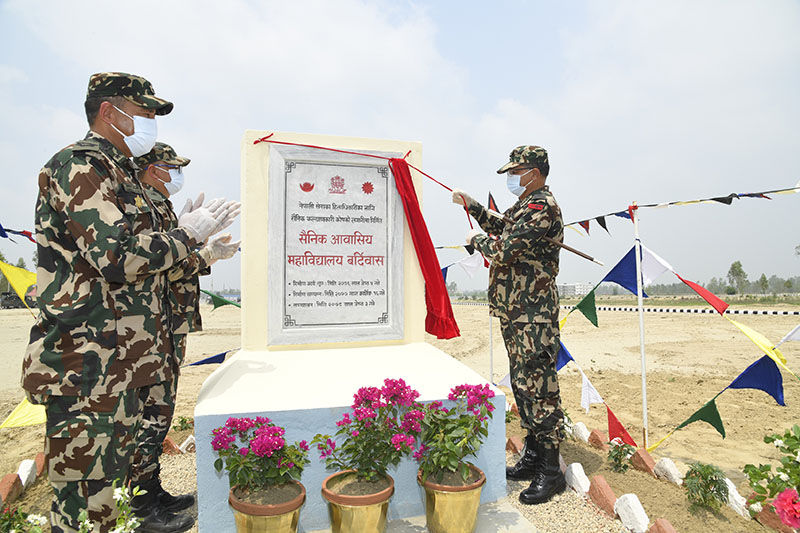 प्रधान सेनापतिद्वारा सैनिक अस्पतालको निरीक्षण