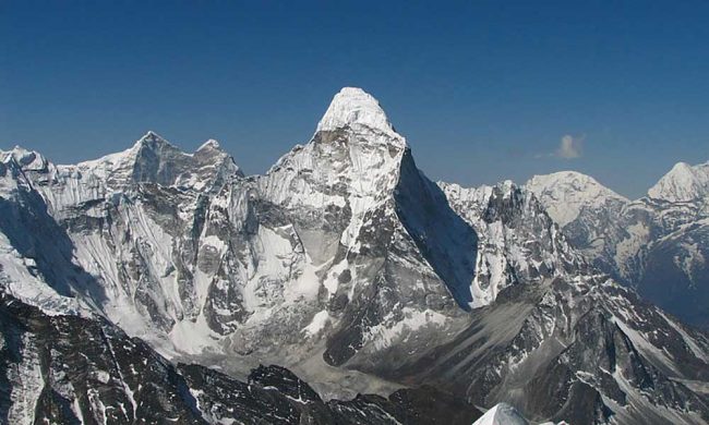 हिमाल सफाइ अभियान टोली आमादब्लम हिमालको चुचुरामा