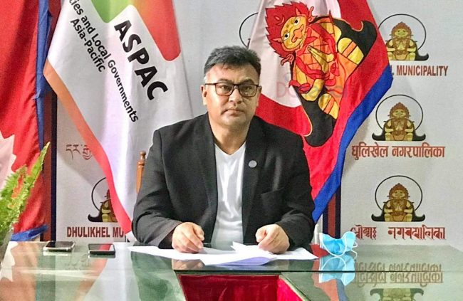 नगरवासीलाई चरणबद्ध खोप दिँदै धुलिखेल