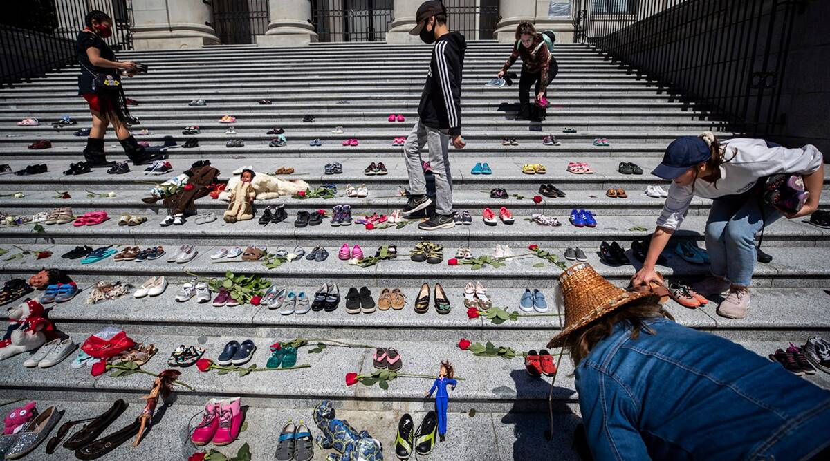 स्कुलको छेउमा २ सय १५ बच्चाको लाश गाडेको पाइयो, २१५ जोडी जुत्ता राखेर श्रद्धाञ्जली