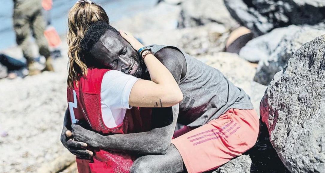 युवतीले अश्वेत युवकलाई अंकमाल गरेको तस्वीरले देशभर हंगामा