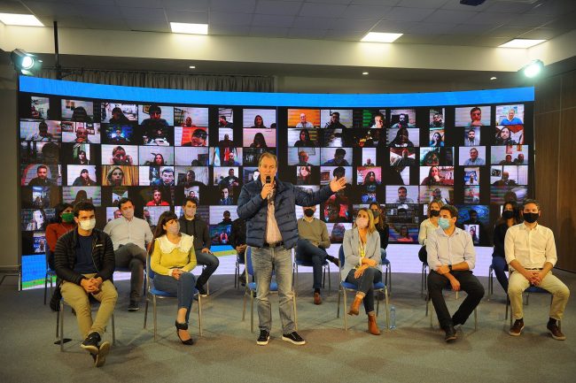 हजारौं जना सहभागी सरकारी समारोहको स्क्रिनमा अचानक छाडा भिडियो बज्न थालेपछि…