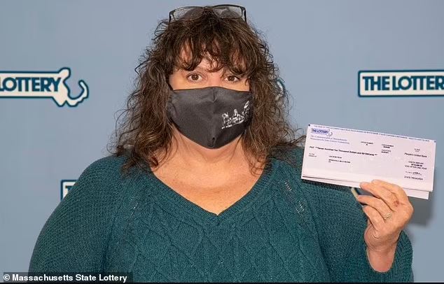 भाग्यमा भएपछि फ्याँकिदिँदा पनि यसरी फर्किएर घरमै आयो ११ करोड रुपैयाँ