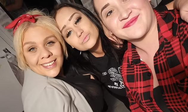 साथीहरुसँग खिचिएको फोटोमा देखिएको अनुहार भूत हो ? फोटो देखेपछि त्रसित छिन् महिला