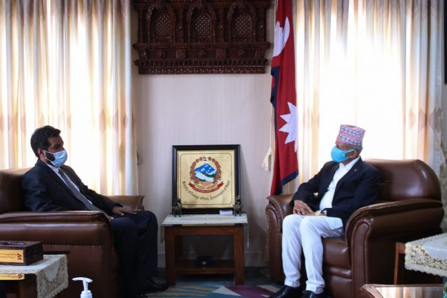 सगरमाथाको सफल आरोहण गरेका बहराइनी राजकुमार खलिफाले भेटे परराष्ट्रमन्त्रीलाई