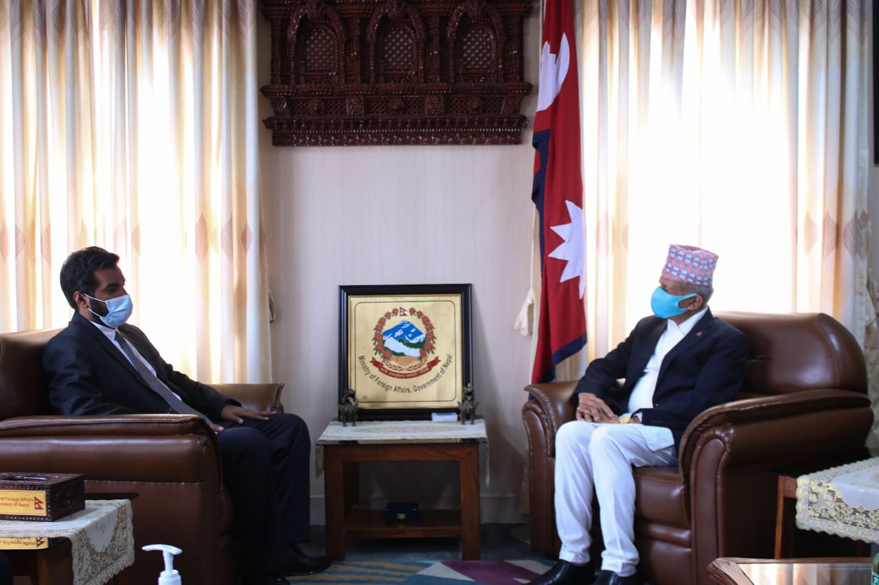 सगरमाथाको सफल आरोहण गरेका बहराइनी राजकुमार खलिफाले भेटे परराष्ट्रमन्त्रीलाई