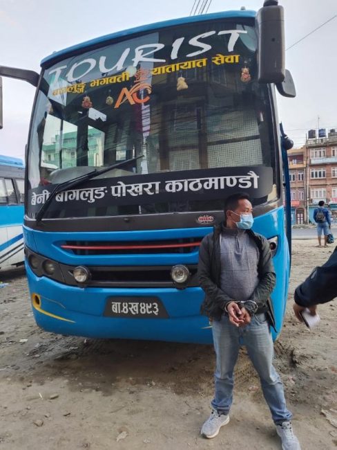 विदेशबाट फर्किएका यात्रुसँग बढि भाडा लिने बसपार्कबाट पक्राउ