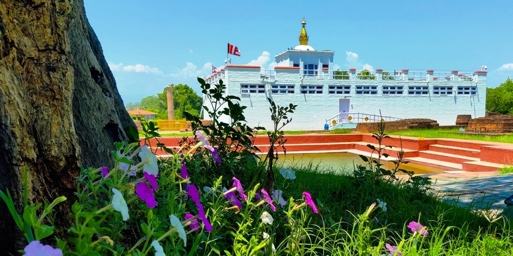 पर्यटक पर्खंदै बुद्ध जन्मस्थल लुम्बिनी