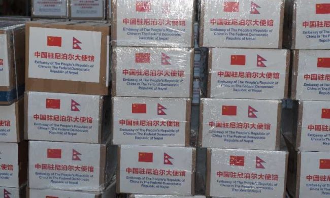 तनहुँ समाज युकेले स्वास्थ्य सामग्री पठाउँदै