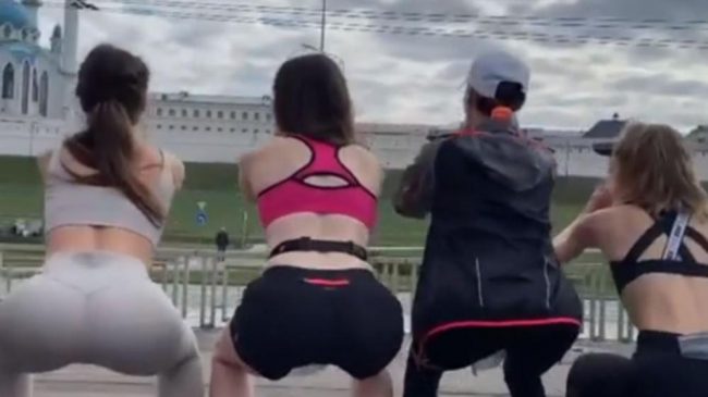 मस्जिदअगाडि महिलाहरुले भड्किलो कपडामा व्यायाम गरेको भन्दै बबाल