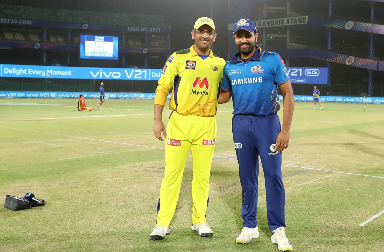 मुम्बईले टस जितेर फिल्डिङ गर्दै