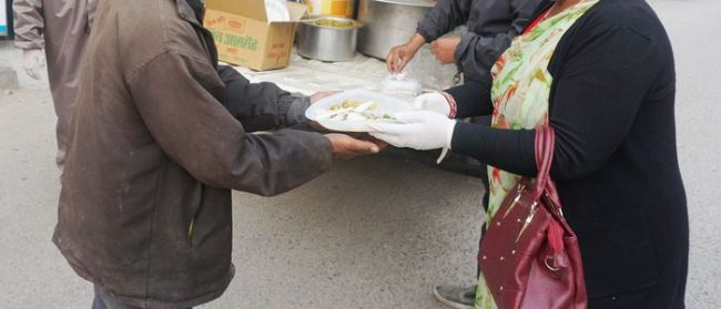 दैनिक ज्याला मजदूरी गर्ने व्यक्तिलाई निःशुल्क खाना