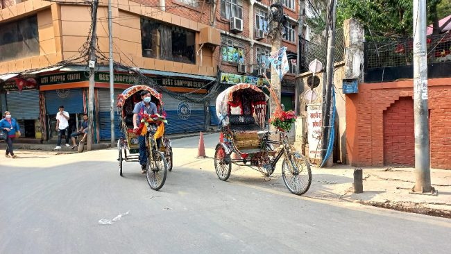 लकडाउनको मर्का सम्झिँदै निषेधाज्ञामा तर्सिन्छन् रिक्सा चालक