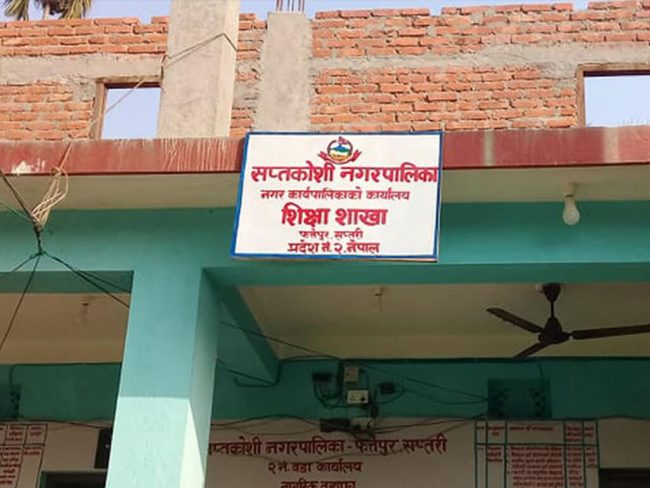 सङ्क्रमितका घरघरमा स्वास्थ्य सामग्री