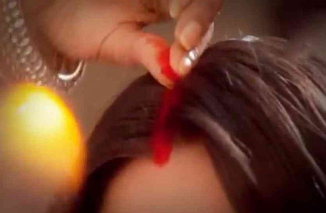 प्रेमीले आत्महत्या गरेपछि गाउँलेले जबरजस्ती लाशको हातबाट प्रेमिकाको सिउँदोमा सिन्दूर हालिदिए