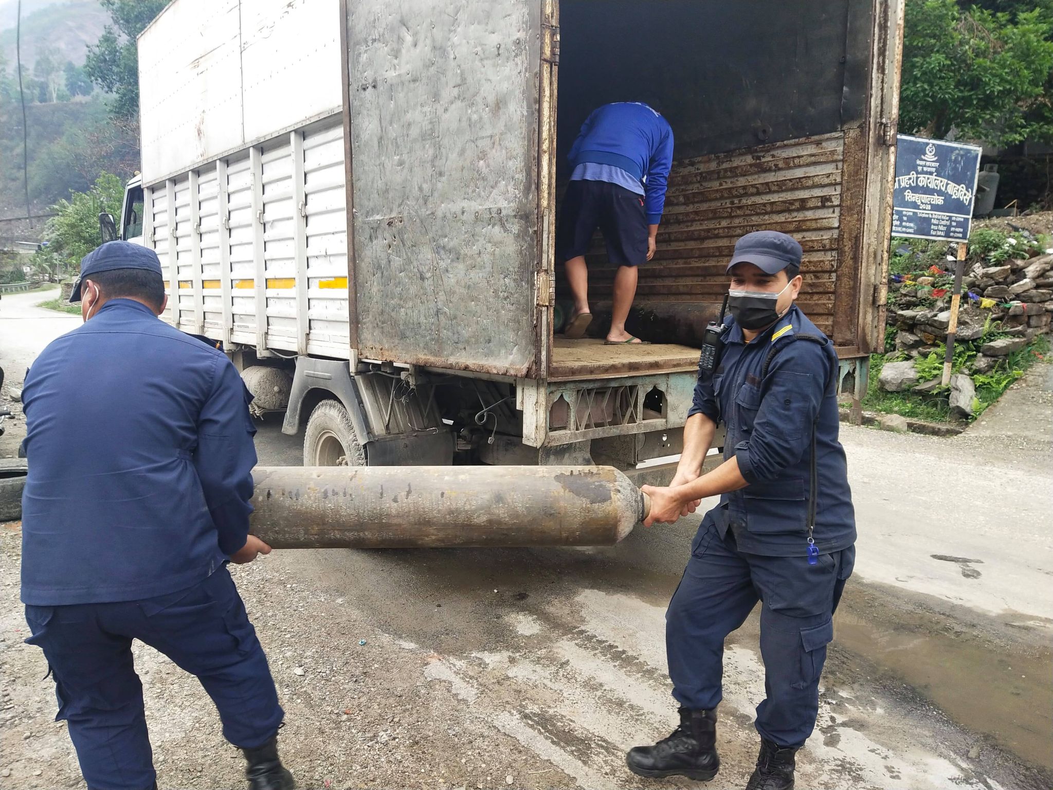 शुक्रबार प्रहरीद्वारा ७ सय १० अक्सिजन सिलिन्डर संकलन