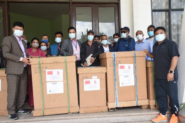 टेकु अस्पताल र छत्रपाटी निःशुल्क चिकित्सालयलाई भेन्टिलेटर प्रदान