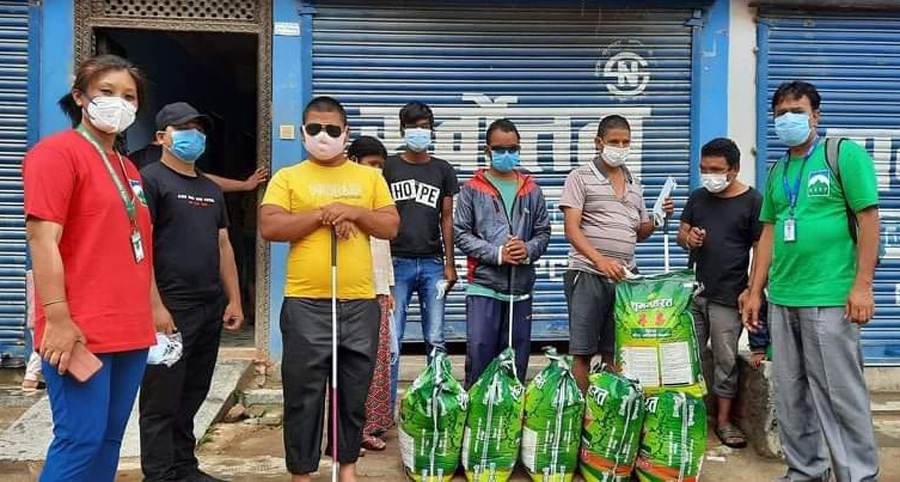 किपद्वारा पर्यटक मजदुर र दृष्टिविहिनलाई राहत वितरण