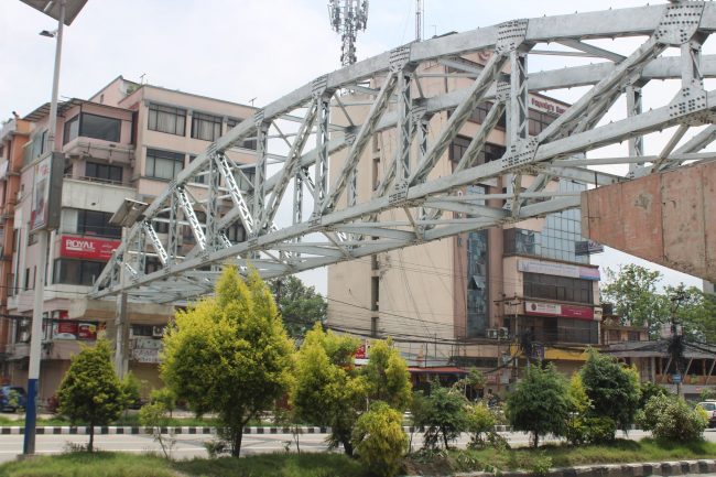 व्यस्त नयाँ बानेश्वरमा पैदल यात्रीका लागि आकाशे पुल (फोटोफिचर)