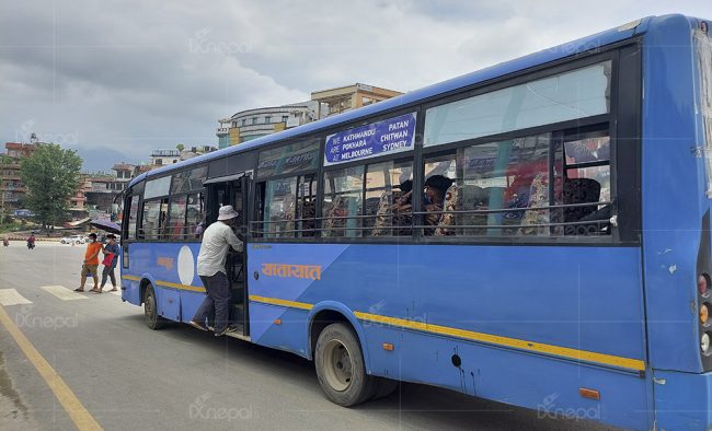 दुई महिनापछि काठमाडौंका सडकमा सार्वजनिक यातायात (फोटोफिचर)