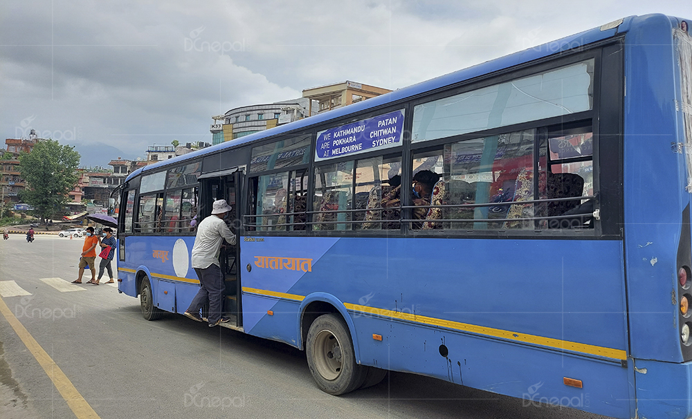 दुई महिनापछि काठमाडौंका सडकमा सार्वजनिक यातायात (फोटोफिचर)