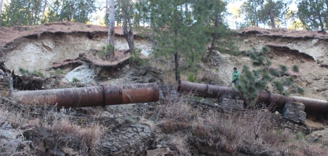 नहरमा बालुवा थुप्रिँदा विद्युत् सेवा अवरुद्ध