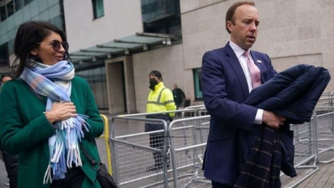 सामाजिक दूरीको नियम तोडेपछि बेलायती स्वास्थ्यमन्त्रीद्वारा राजीनामा