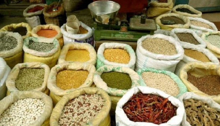 निषेधाज्ञाको मौकामा व्यापारीको रजाइँ